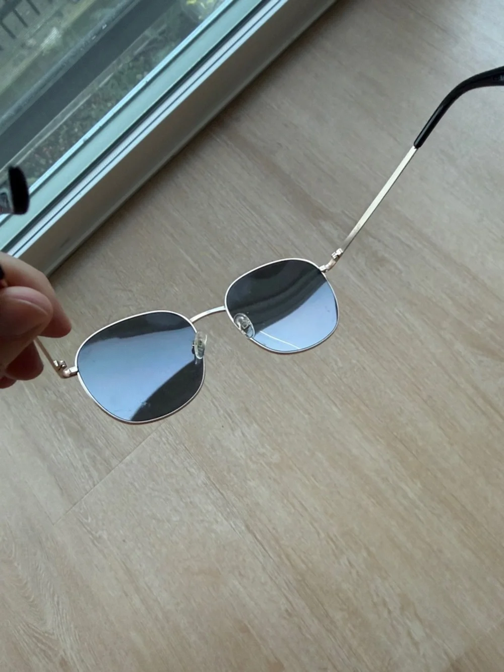 Quay Oversized Round Metal Sunglasses - Gold Frame with Dark Lenses - Picture 3 of 4